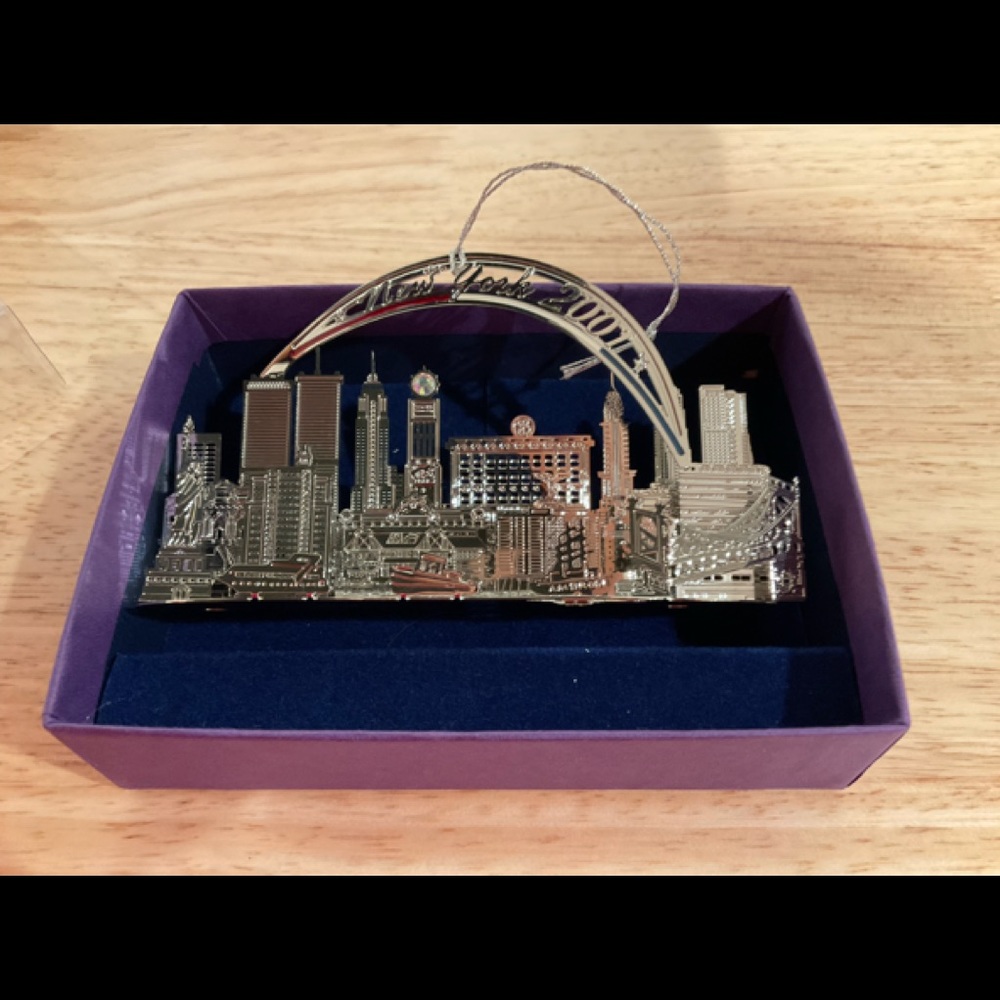 New York 2001 ornament honoring 9/11 with crystal